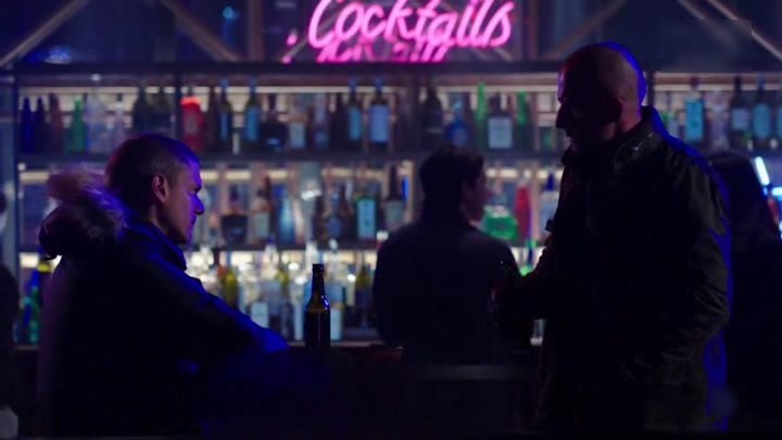 Image de Snart et Rory dans un bar