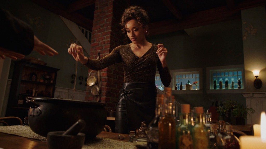 Astra Logue (Olivia Swann) prépare une potion