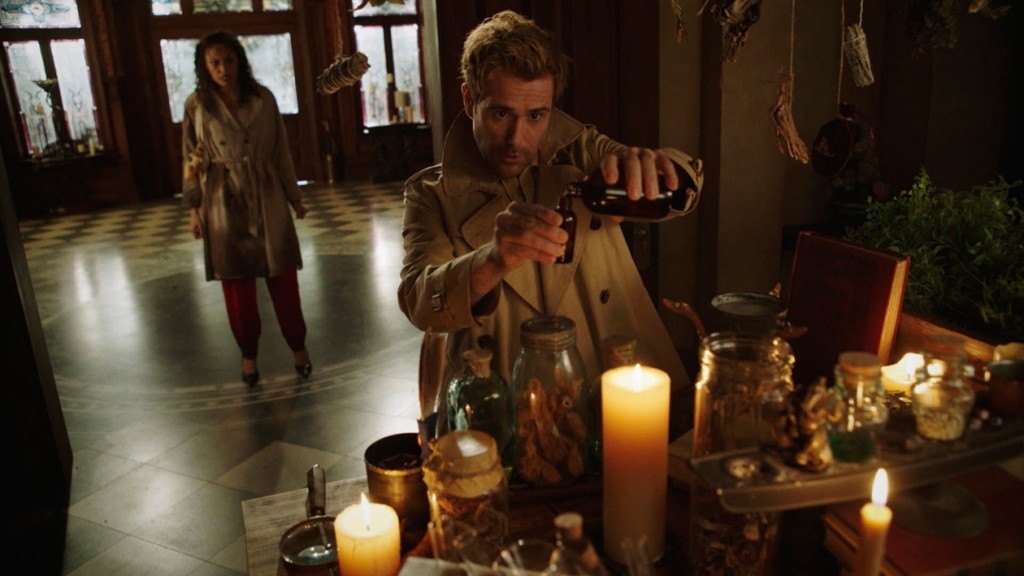 John Constantine (Matt Ryan) prépare une potion