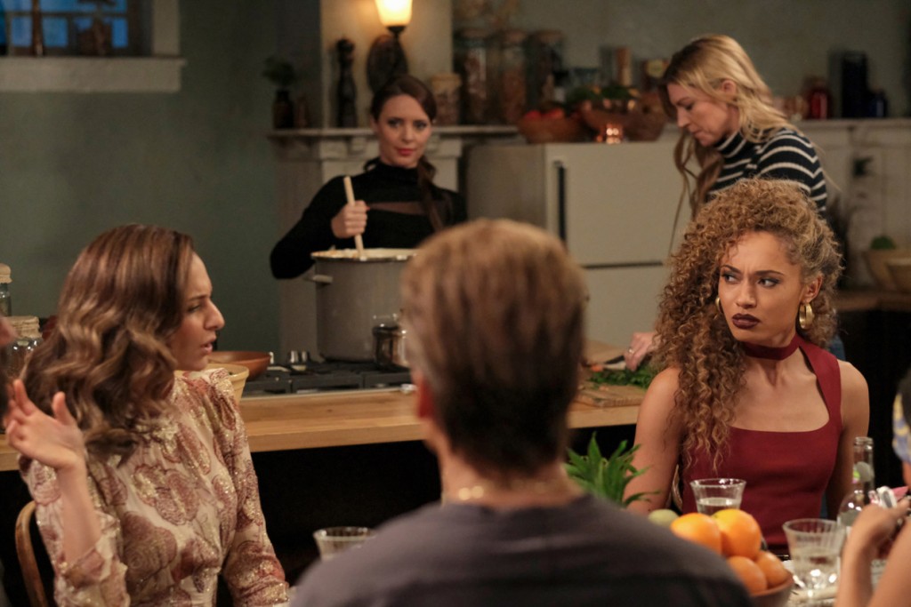 Gideon (Amy Pemberton) prépare à manger avec Ava Sharpe (Jes Maccallan) et Zari Tarazi (Tala Ashe) et Astra Logue (Olivia Swann) discutent