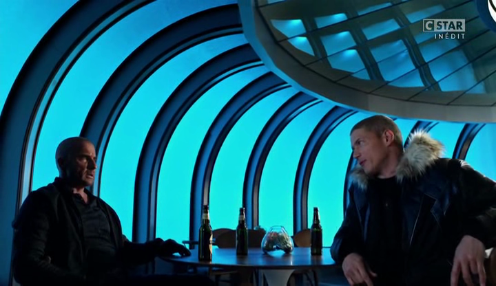 Image de Snart et Rory dans le Waverider autour d'une bière